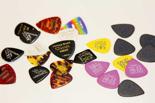 ギターピックの素材で音は変わる？セルロイドとポリアセタール（デルリン）の違いを徹底解説